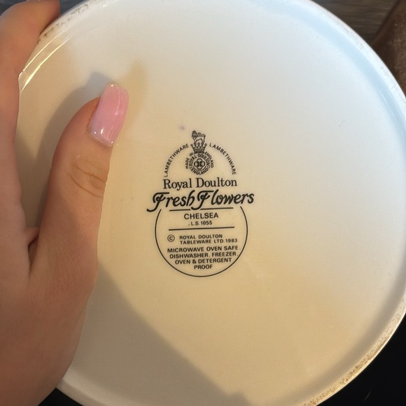 Royal Doulton Fresh Flowers Casserole Dish - Picture 3 of 5